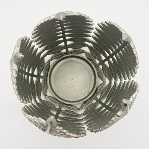 '"Moderner Kerzenhalter ''Blätter'' 23 cm x 18 cm Alu Silber Kerzen bis D: 10,5 cm"'