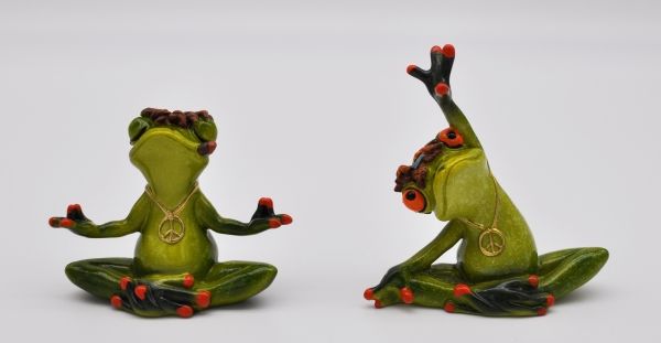 Frosch Yoga Hippie hellgrün 9 - 11 cm Dekofigur Froschfigur Zierfigur